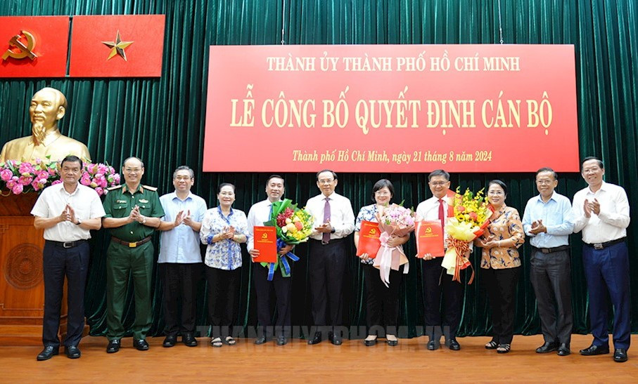 Thường trực Thành ủy, Ban Thường vụ Thành ủy TPHCM chúc mừng các cán bộ nhận quyết định tại buổi lễ. Ảnh: Thành ủy TPHCM Thường trực Thành ủy, Ban Thường vụ Thành ủy TPHCM chúc mừng các cán bộ nhận quyết định tại buổi lễ. Ảnh: Thành ủy TPHCM