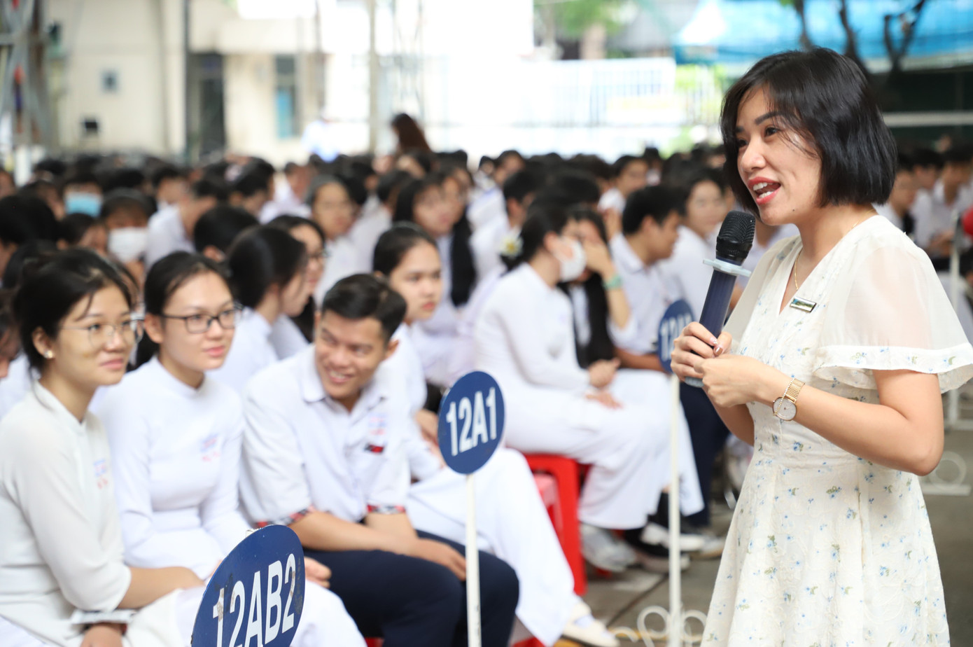 ThS Mai Quyên chia sẻ cùng các em học sinh tại buổi ngoại khóa đầu tuần. Ảnh: Ngô Tùng ThS Mai Quyên chia sẻ cùng các em học sinh tại buổi ngoại khóa đầu tuần. Ảnh: Ngô Tùng
