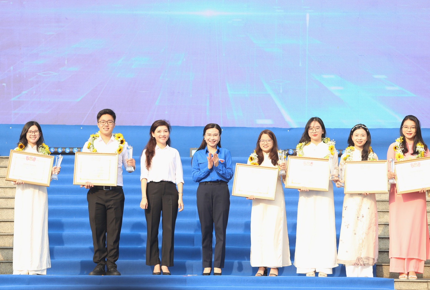 Dịp này, T.Ư Đoàn, T.Ư Hội SVVN tuyên dương 29 đơn vị đạt danh hiệu “Tập thể Sinh viên 5 tốt” cấp T.Ư.