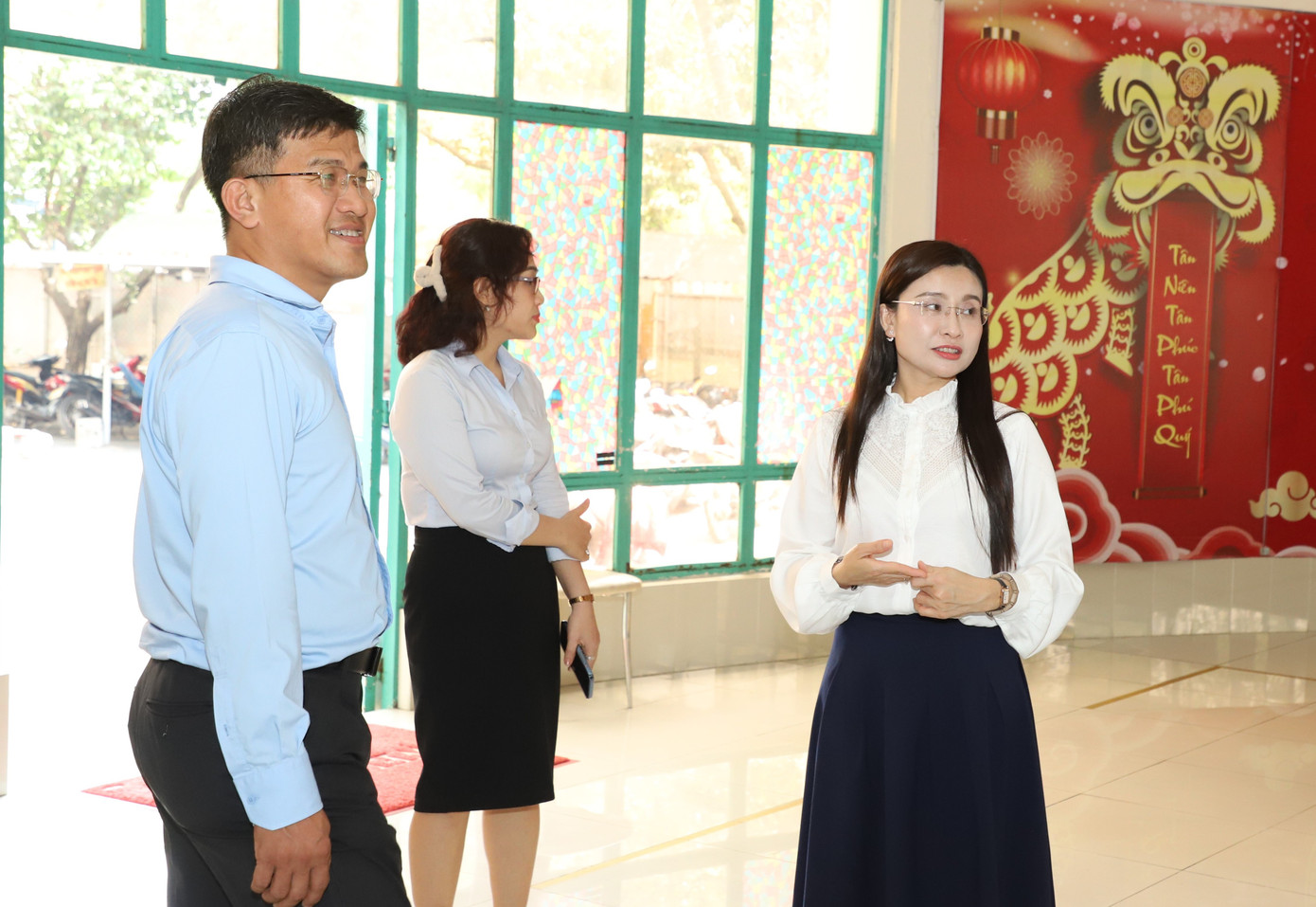 Bí thư Nguyễn Phạm Duy Trang tìm hiểu cơ sở vật chất trung tâm sau buổi làm việc. Ảnh: Ngô Tùng Bí thư Nguyễn Phạm Duy Trang tìm hiểu cơ sở vật chất trung tâm sau buổi làm việc. Ảnh: Ngô Tùng