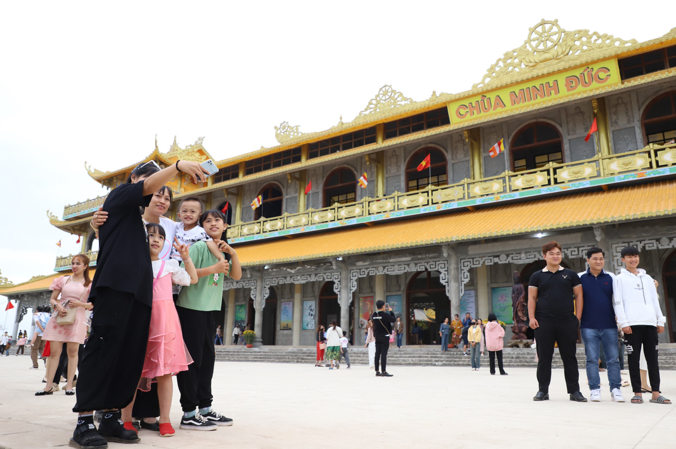 Bà con nhân dân phấn khởi chụp ảnh lưu niệm với cảnh trí ngôi chùa lớn bậc nhất tỉnh Quảng Ngãi.