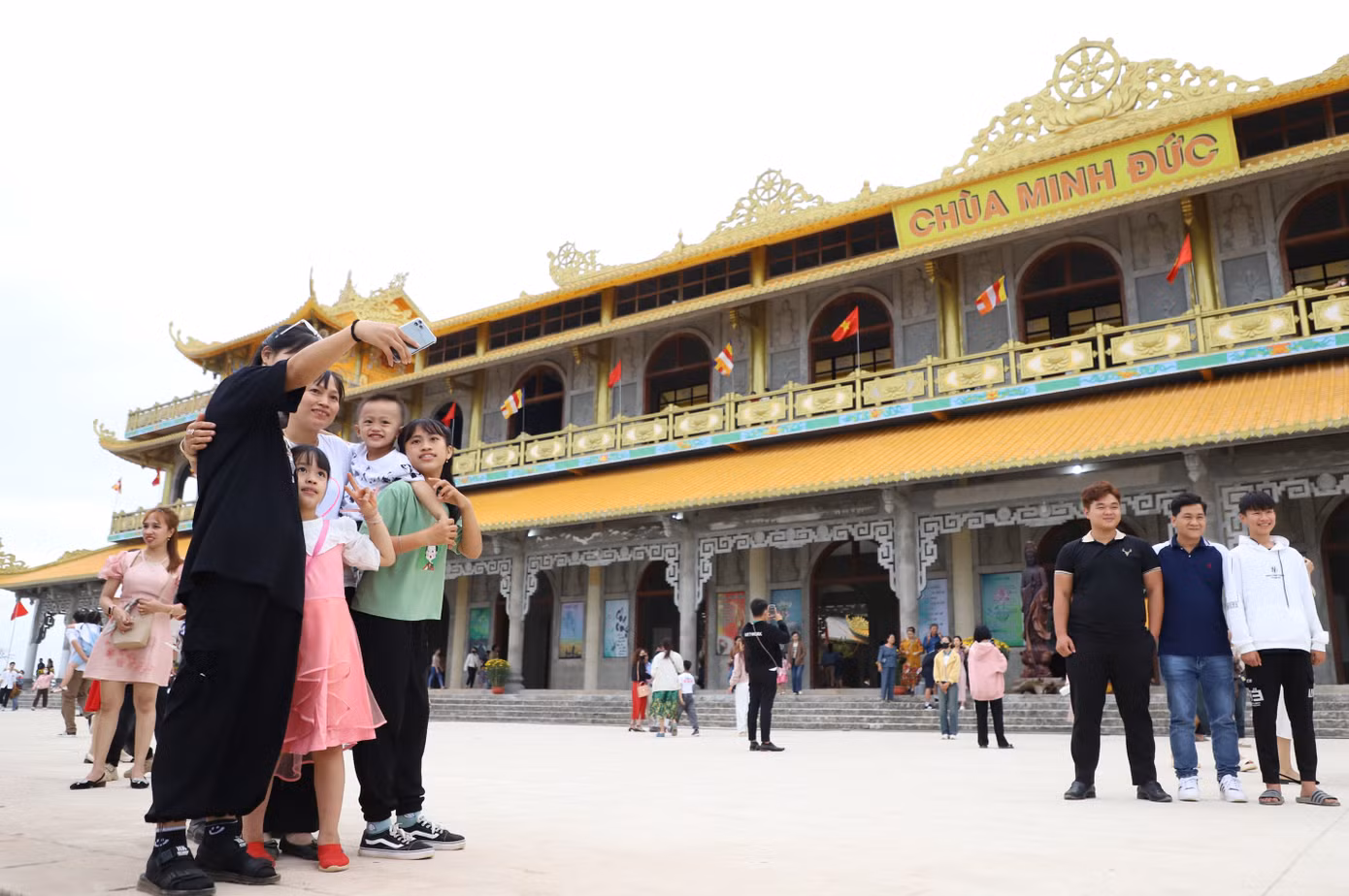 Bà con nhân dân phấn khởi chụp ảnh lưu niệm với cảnh trí ngôi chùa lớn bậc nhất tỉnh Quảng Ngãi.