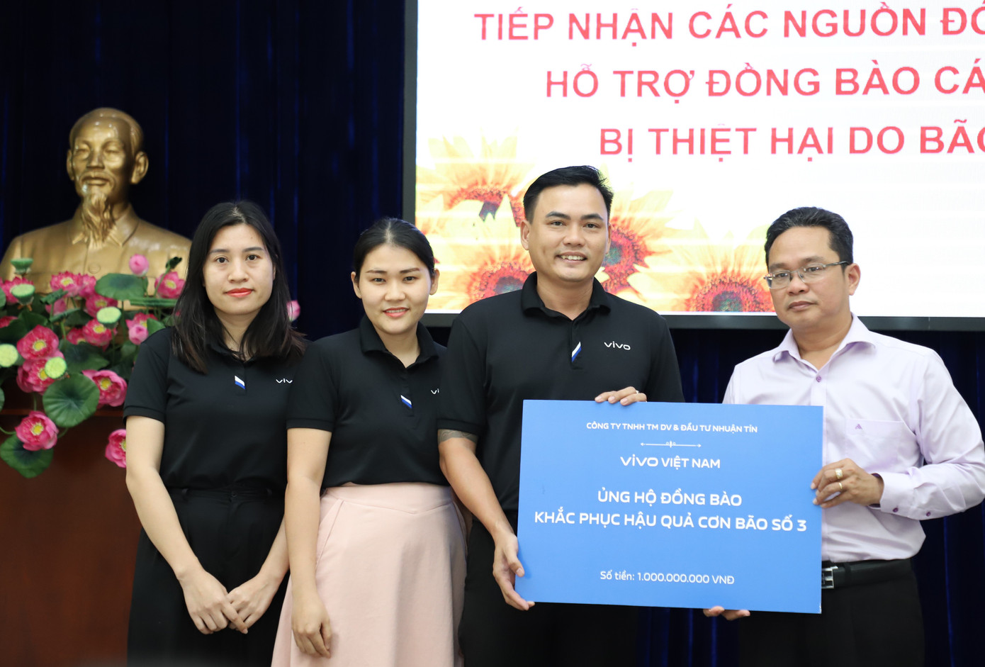 Các đơn vị, mạnh thường quân trao nguồn lực ủng hộ đồng bào vùng lũ lụt ở miền Bắc.