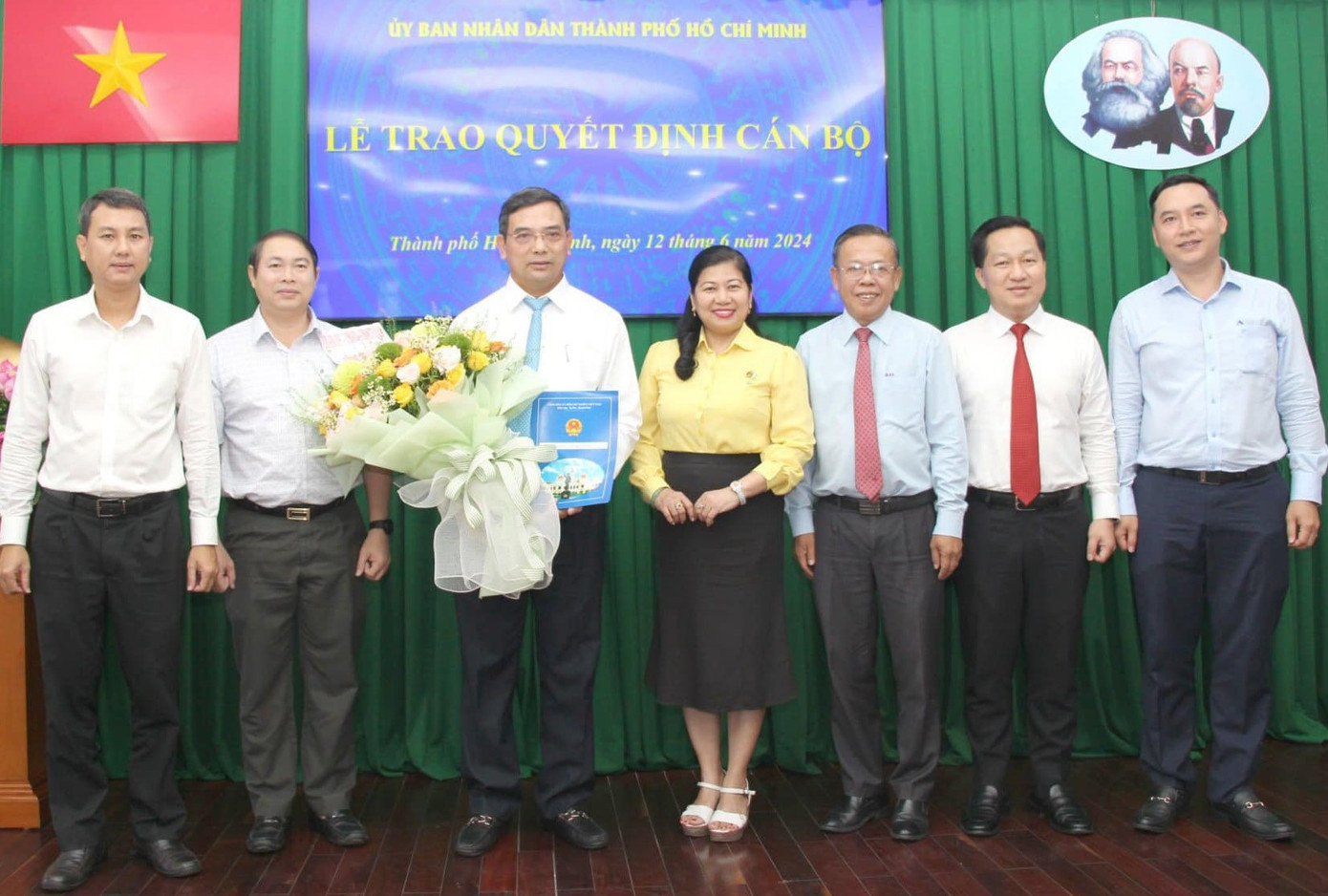 Lãnh đạo TP.Thủ Đức và đại diện Sở Nội vụ chúc mừng ông Đỗ Anh Khang.