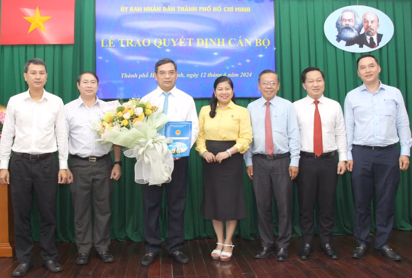 Lãnh đạo TP.Thủ Đức và đại diện Sở Nội vụ chúc mừng ông Đỗ Anh Khang. Lãnh đạo TP.Thủ Đức và đại diện Sở Nội vụ chúc mừng ông Đỗ Anh Khang.