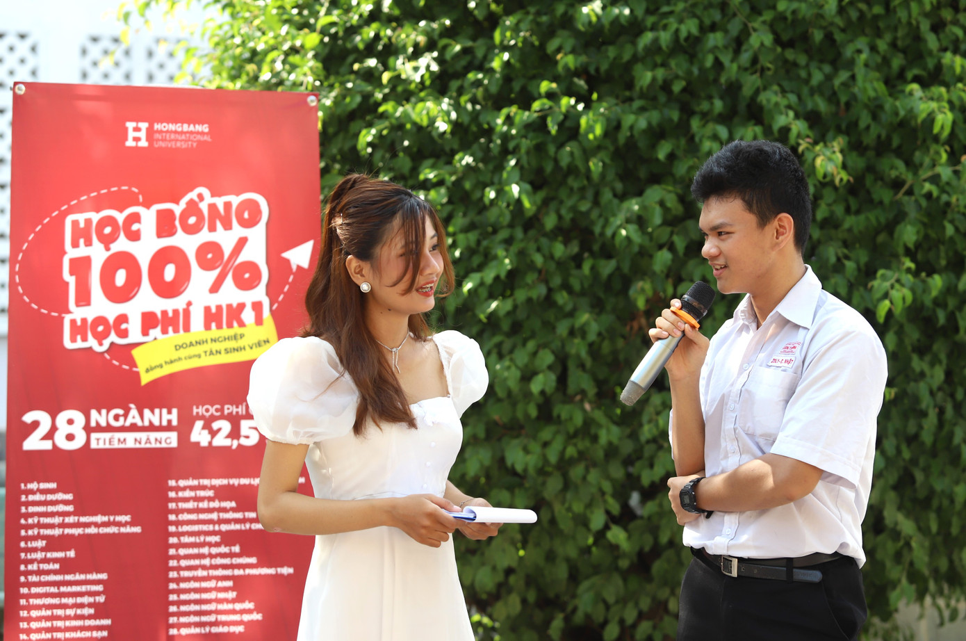 Các bạn học sinh tự tin chia sẻ những câu chuyện học tập, cuộc sống với Ban tổ chức. Các bạn học sinh tự tin chia sẻ những câu chuyện học tập, cuộc sống với Ban tổ chức.