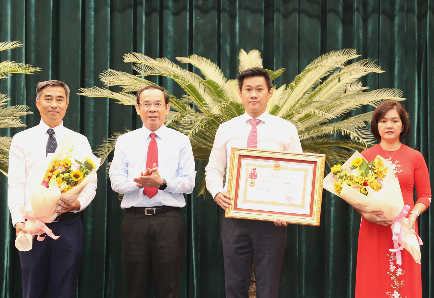 Bí thư Thành ủy TPHCM Nguyễn Văn Nên trao Huân chương Lao động hạng Nhất của Chủ tịch nước đến tập thể Ban Quản lý các khu chế xuất và công nghiệp TPHCM. Bí thư Thành ủy TPHCM Nguyễn Văn Nên trao Huân chương Lao động hạng Nhất của Chủ tịch nước đến tập thể Ban Quản lý các khu chế xuất và công nghiệp TPHCM.