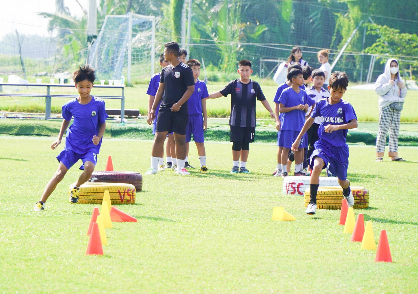 Các bạn nhỏ hào hứng tham gia các trò chơi vận động tại ngày hội.