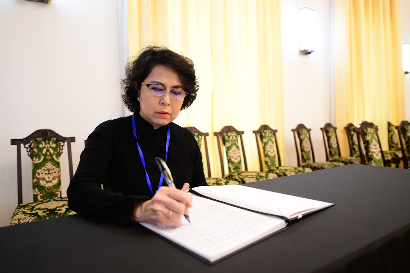 “Cuộc đời của Tổng Bí thư Nguyễn Phú Trọng là một tấm gương sáng về phẩm chất đạo đức của người chiến sĩ cộng sản: Một lòng trung với nước, hiếu với dân; thấm nhuần và thực hiện triệt để các phẩm chất cách mạng cần, kiệm, liêm, chính, chí công vô tư và tinh thần quốc tế trong sáng” - bà Tô Thị Bích Châu viết trong sổ tang.