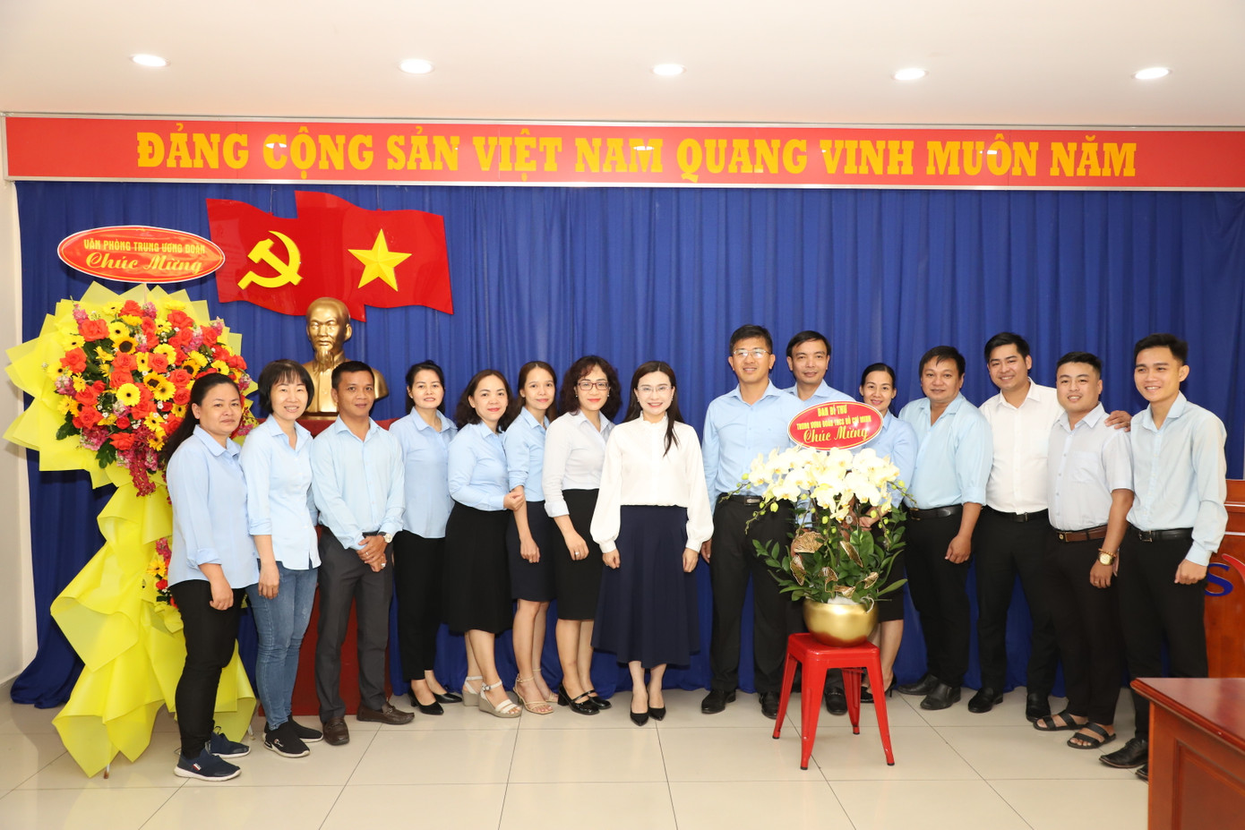 Thay mặt Ban Bí thư, chị Nguyễn Phạm Duy Trang chúc mừng dịp kỷ niệm 28 năm ngày thành lập trung tâm. Thay mặt Ban Bí thư, chị Nguyễn Phạm Duy Trang chúc mừng dịp kỷ niệm 28 năm ngày thành lập trung tâm.