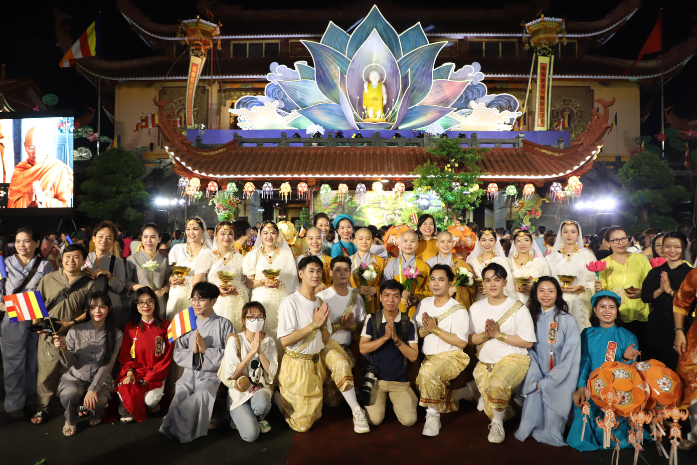 Tham gia buổi lễ, ai nấy đều hân hoan, vui vẻ, gác bỏ những tham sân si để cùng gieo lên những hạnh ngộ trong cuộc sống.