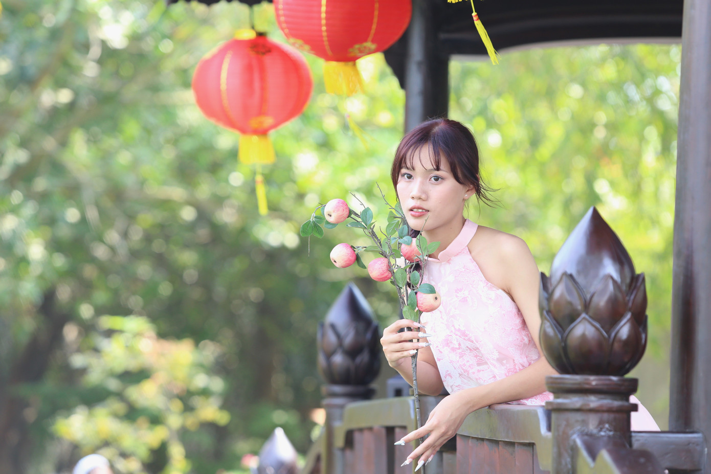 Yến Nhi lưu kỷ niệm với áo dài cách tân.