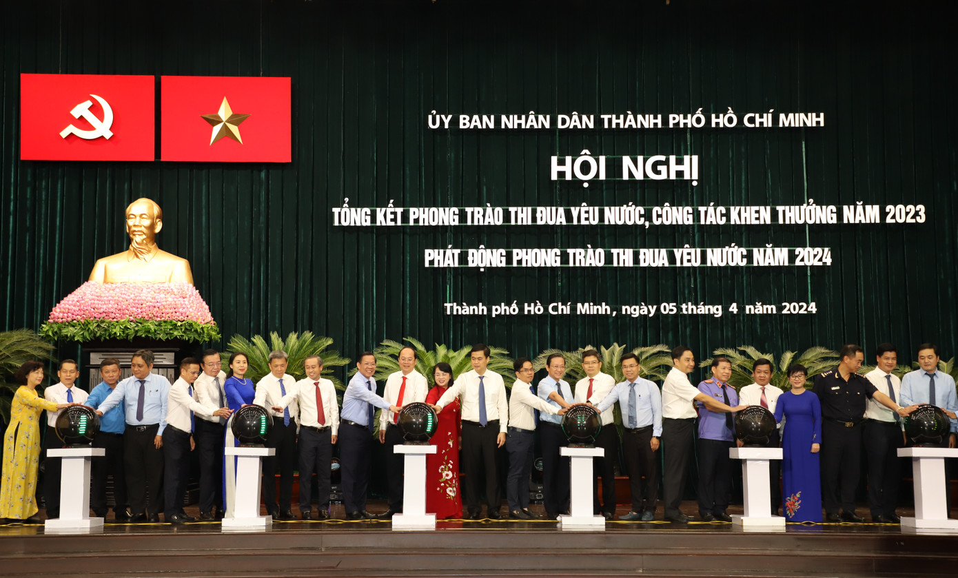 Đại diện các cụm, khối thi đua TPHCM tham gia phát động phong trào thi đua yêu nước năm 2024. Ảnh: Ngô Tùng