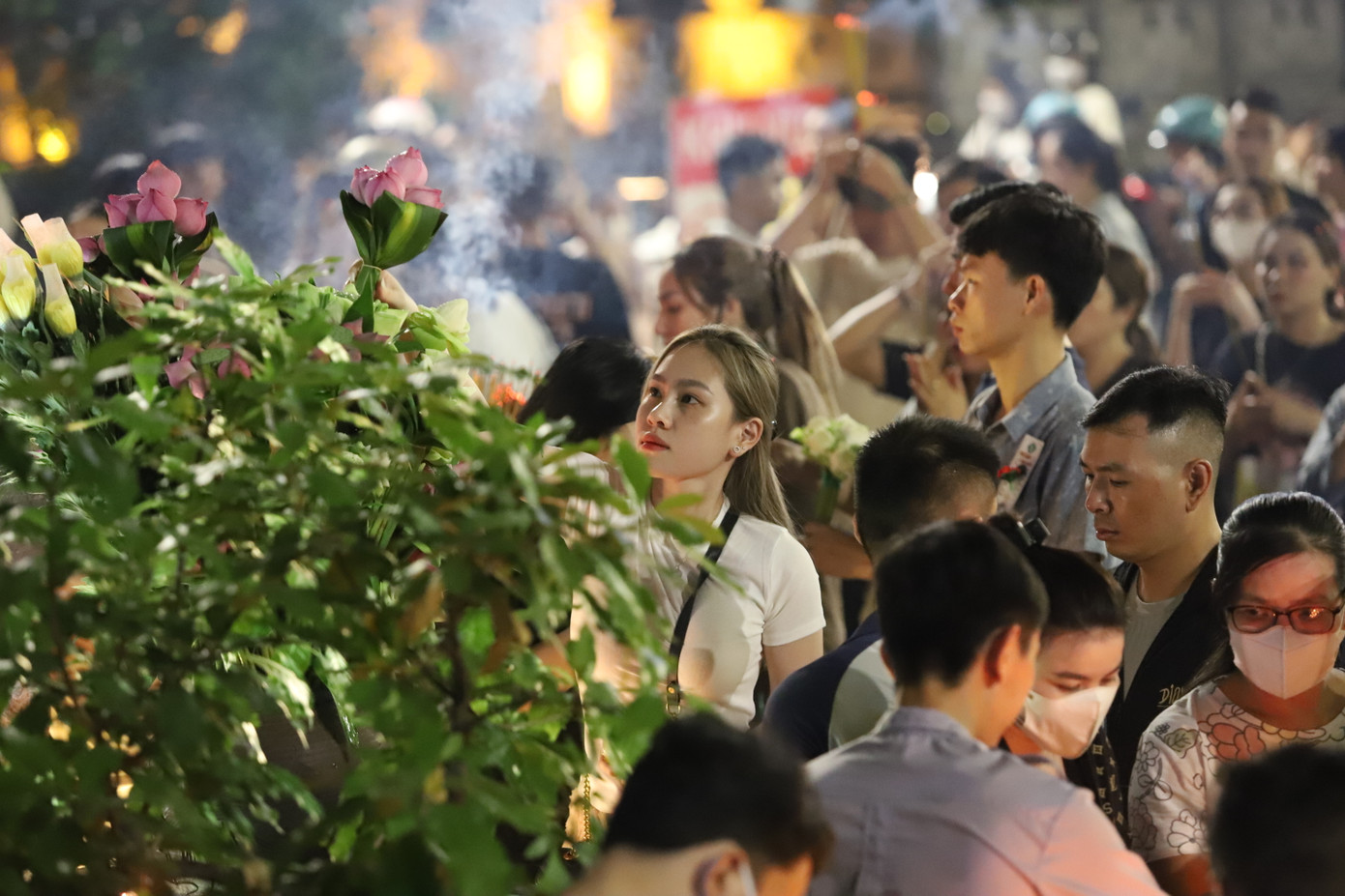 Bạn trẻ dâng những đóa hoa sen tỏ lòng thành kính và cầu mong ơn trên gia hộ cho gia đình. Bạn trẻ dâng những đóa hoa sen tỏ lòng thành kính và cầu mong ơn trên gia hộ cho gia đình.