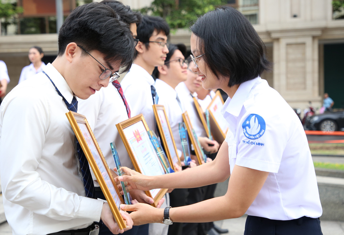 Lãnh đạo Thành Đoàn, Hội SVVN TPHCM khen thưởng các bạn sinh viên.