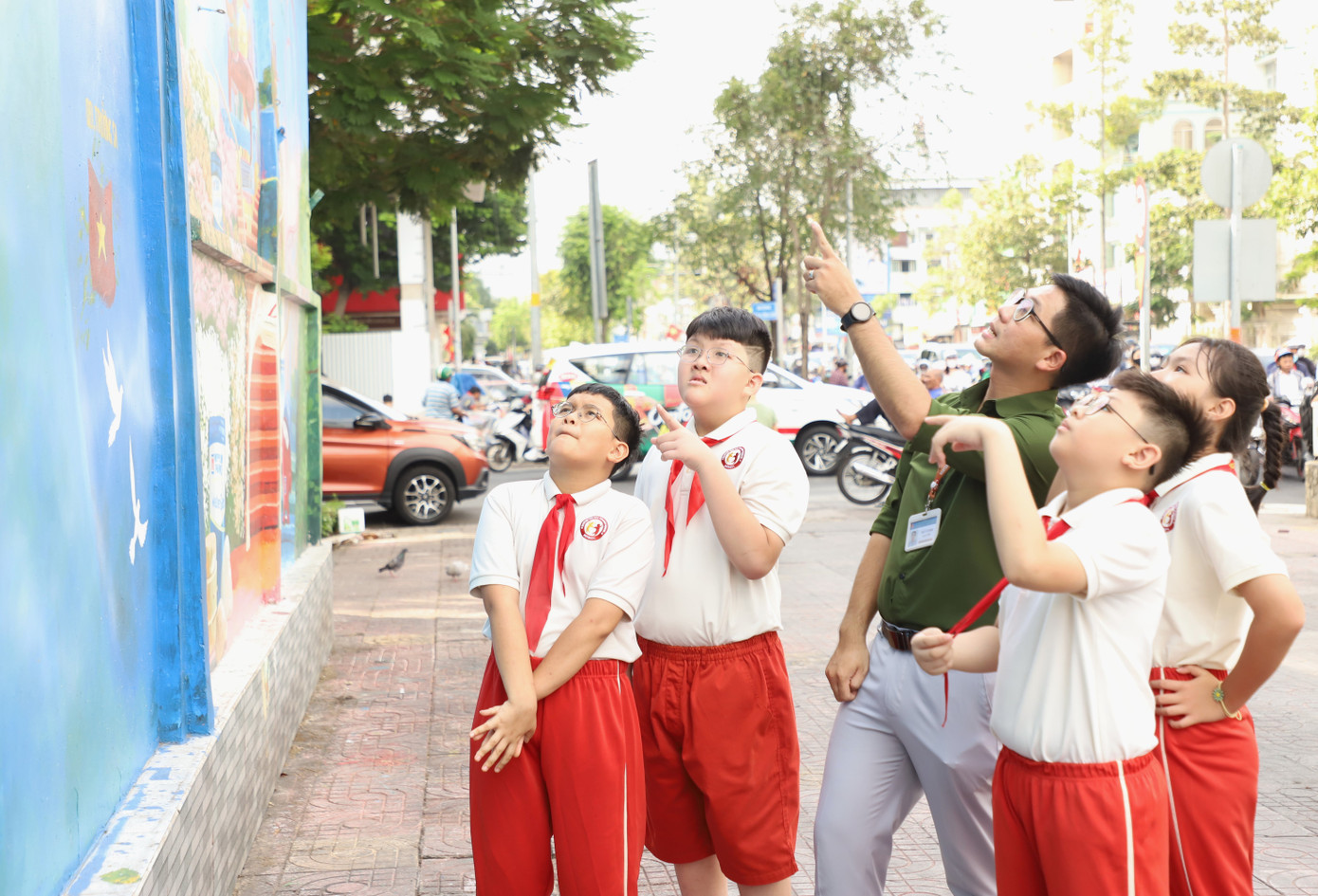 Thầy trò Trường Tiểu học Nguyễn Thái Học bên mảng tường mới mẻ tại ngôi trường mình công tác, học tập.