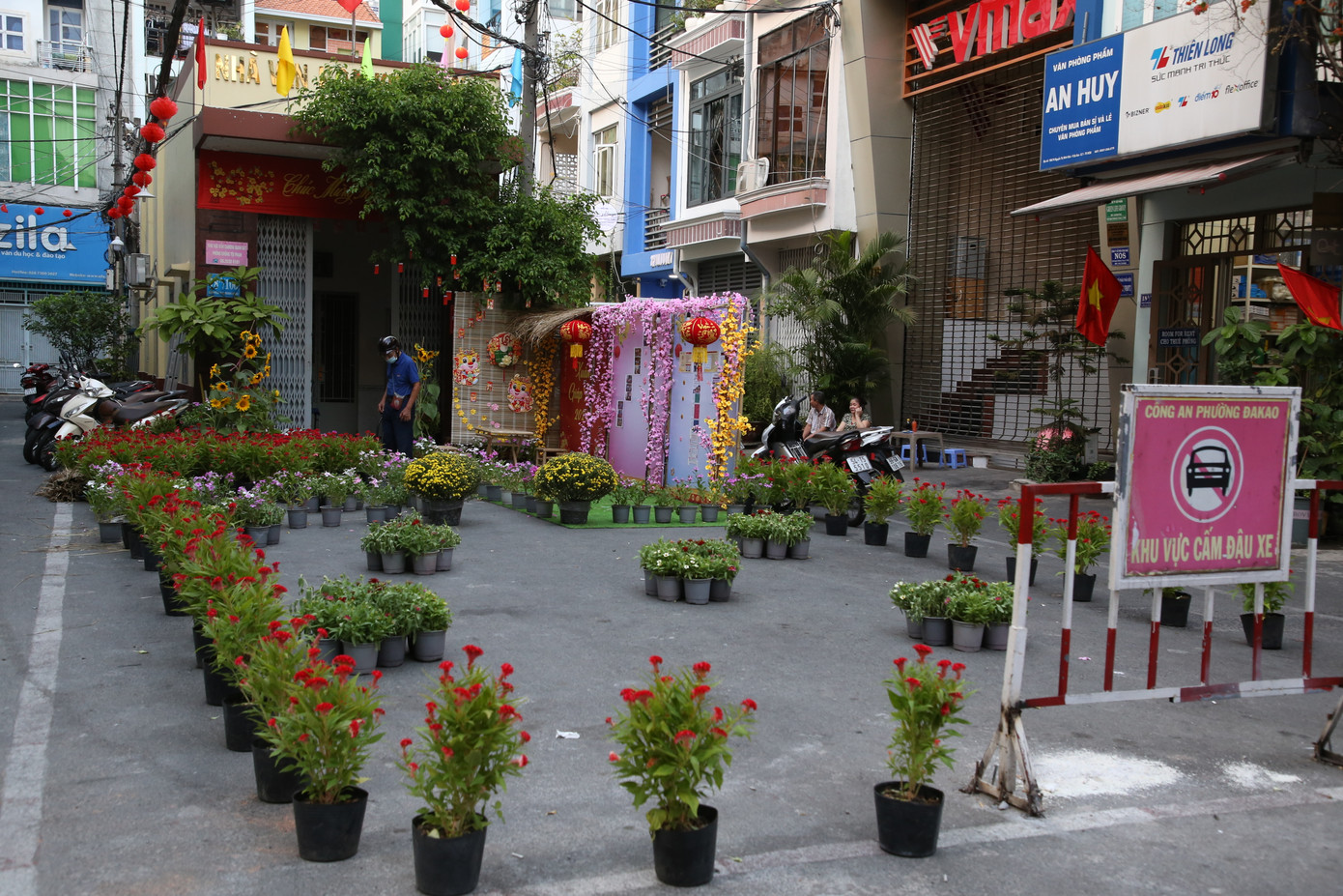 Khu vực trước Nhà Văn hóa khu phố, một vườn hoa cùng tiểu cảnh tết quê cũng vừa được bà con khu phố hoàn thiện để chào đón xuân mới.