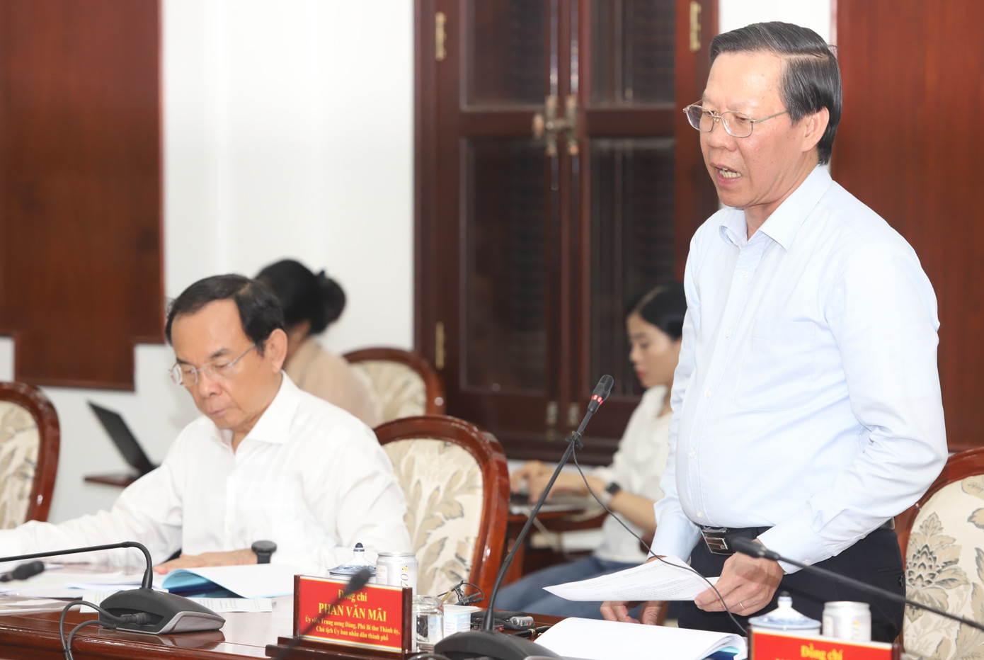 Chủ tịch UBND TPHCM Phan Văn Mãi trao đổi tại buổi làm việc. Chủ tịch UBND TPHCM Phan Văn Mãi trao đổi tại buổi làm việc.