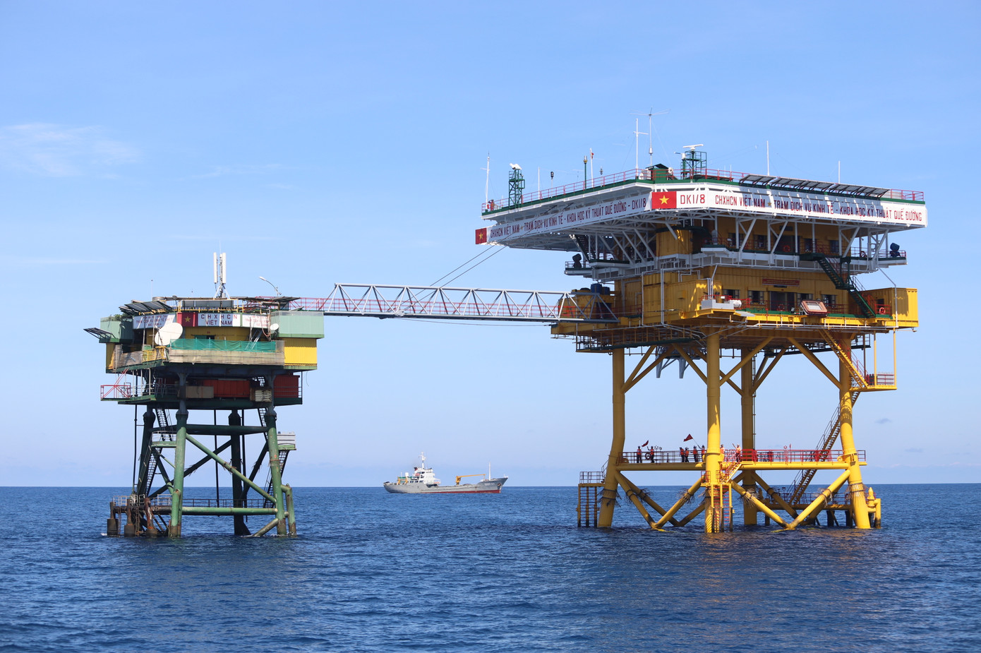 Giữa trùng khơi trên thềm lục địa phía Nam của Tổ quốc, những nhà giàn vẫn ngày ngày sừng sững hiên ngang trước sóng gió để khẳng định chủ quyền quốc gia. Ảnh: Ngô Tùng