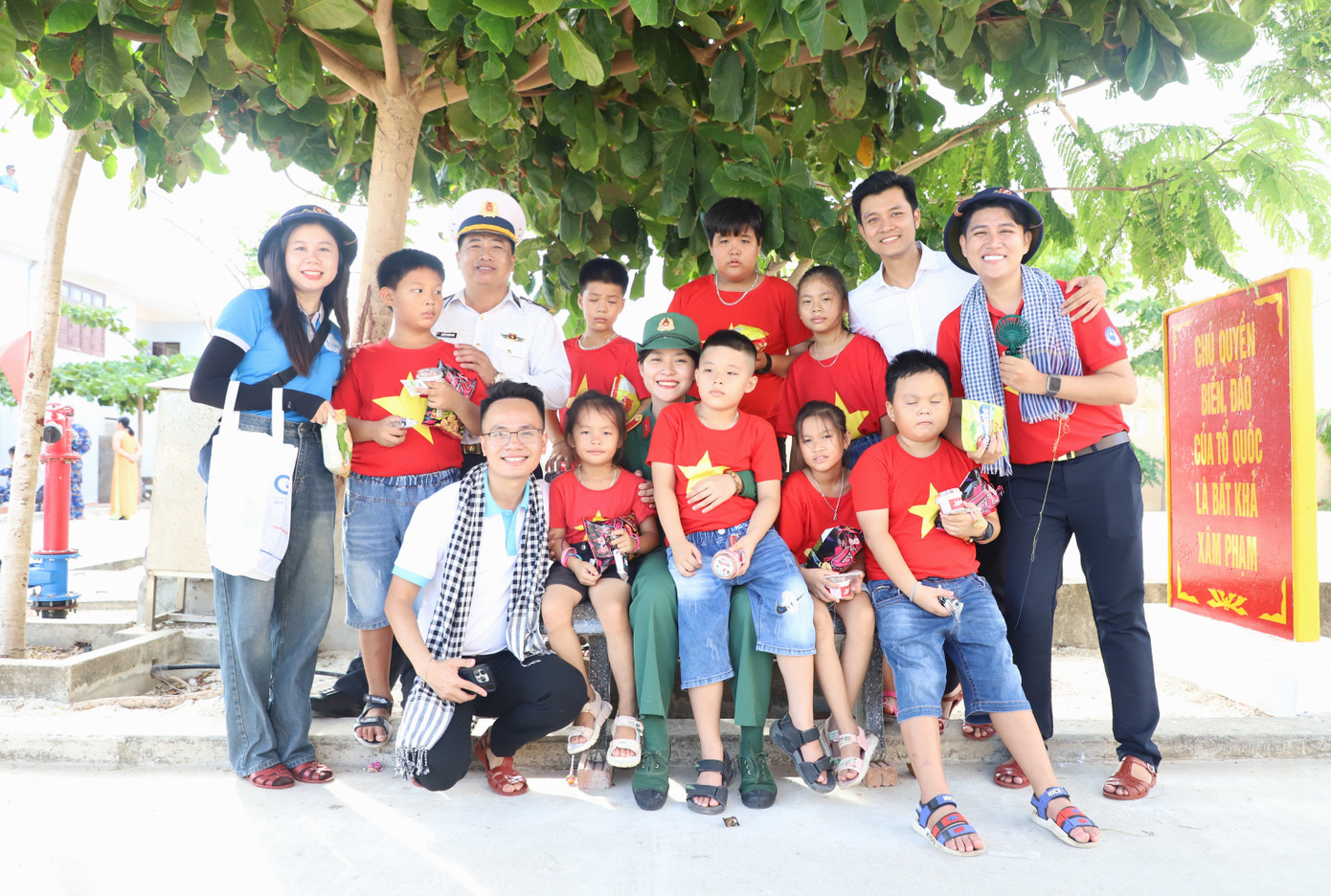 Phút gặp gỡ, sẻ chia thân tình giữa các bạn trẻ tham gia hành trình với các em nhỏ trên đảo.