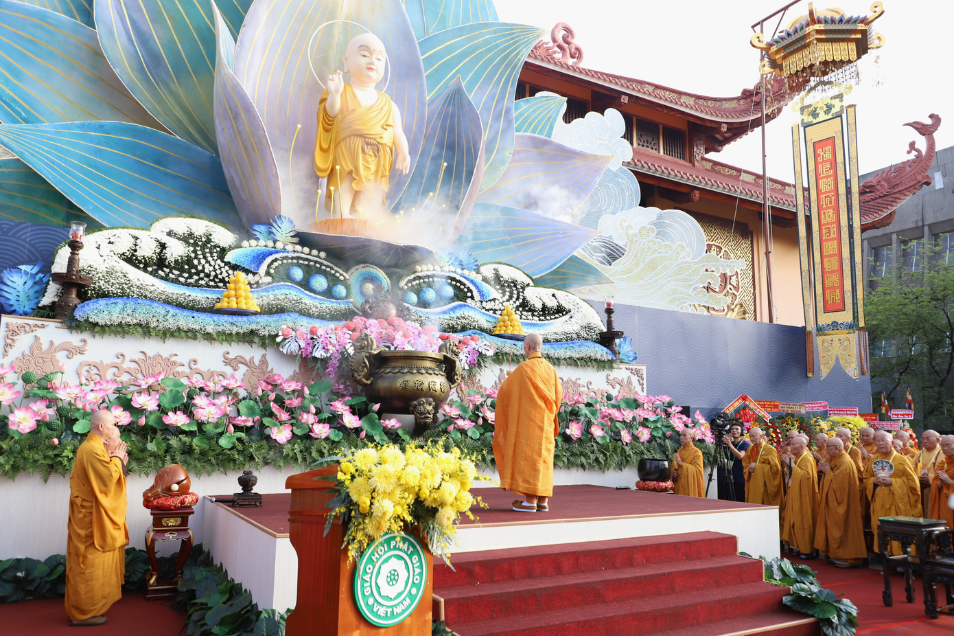 Đức Pháp chủ Thích Trí Quảng chủ trì thực hiện nghi lễ cúng dường Phật đản. Đức Pháp chủ Thích Trí Quảng chủ trì thực hiện nghi lễ cúng dường Phật đản.