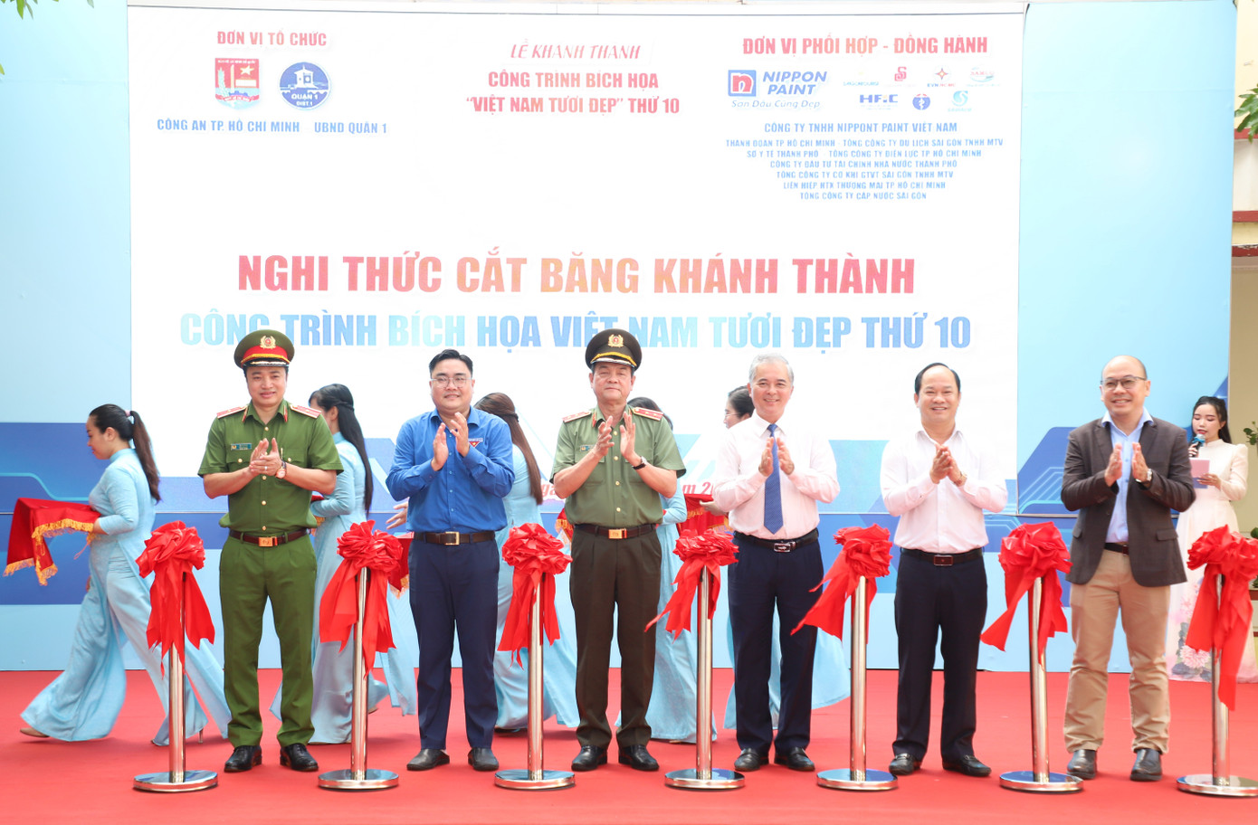 Lãnh đạo TPHCM, CATP, Thành Đoàn và các đơn vị đồng hành thực hiện khánh thành công trình. Ảnh: Ngô Tùng