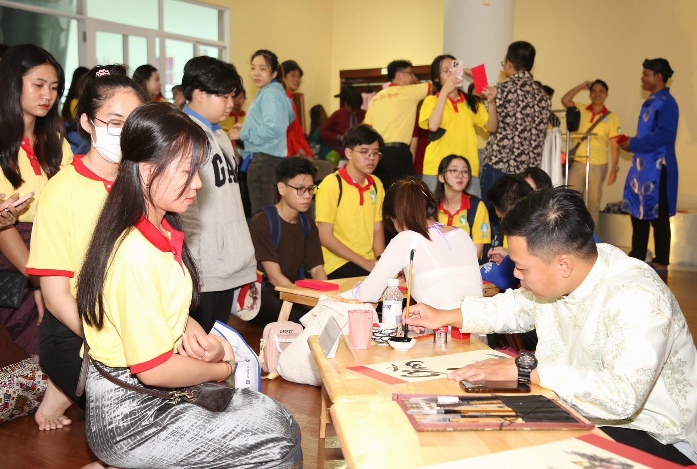 Bạn trẻ đến xin chữ thư pháp trong không gian ngày hội. Ảnh: Ngô Tùng