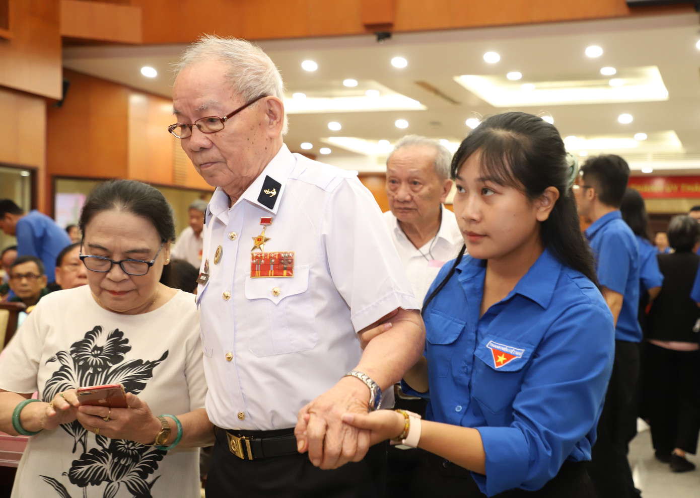 Bạn trẻ tri ân các thế hệ đi trước bằng những phần việc thiết thực. Ảnh: Ngô Tùng Bạn trẻ tri ân các thế hệ đi trước bằng những phần việc thiết thực. Ảnh: Ngô Tùng