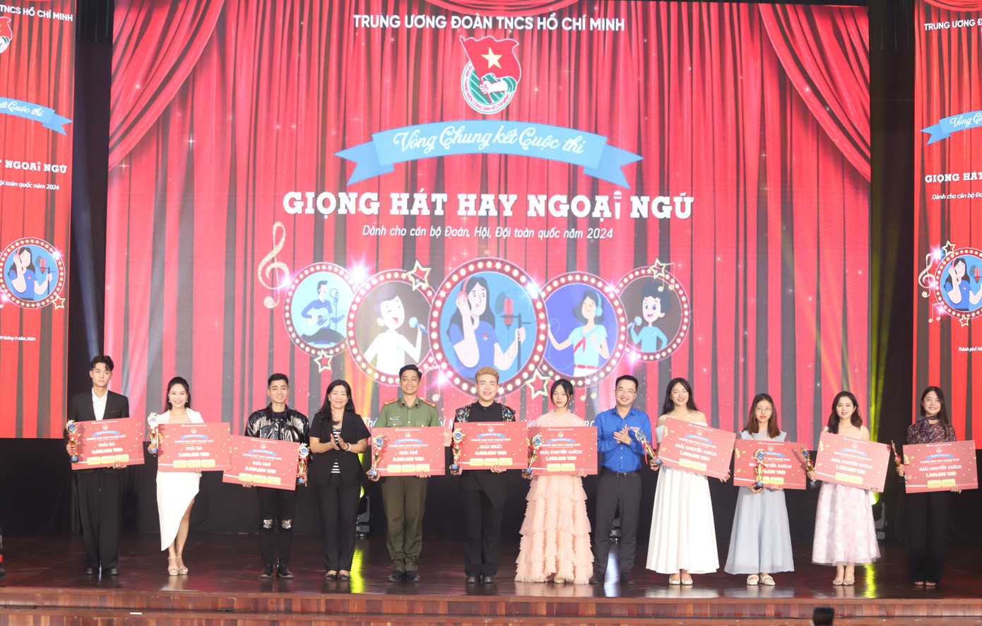 Anh Nguyễn Tường Lâm - Bí thư T.Ư Đoàn, Phó Chủ nhiệm Thường trực Ủy ban Quốc gia về Thanh niên Việt Nam trao thưởng cho các thí sinh đoạt giải chung cuộc cuộc thi Giọng hát hay ngoại ngữ.