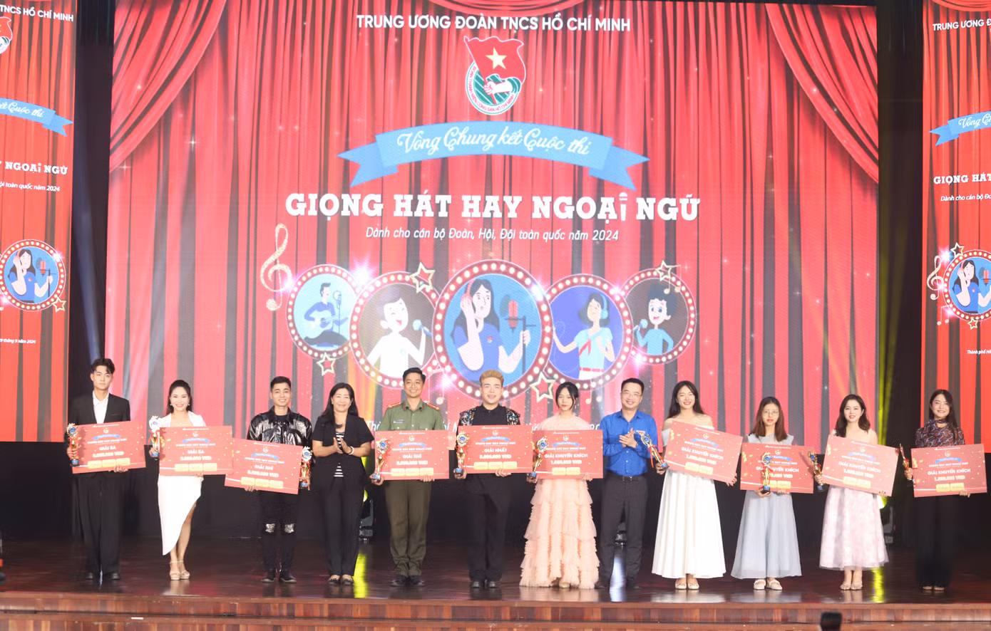 Anh Nguyễn Tường Lâm - Bí thư T.Ư Đoàn, Phó Chủ nhiệm Thường trực Ủy ban Quốc gia về Thanh niên Việt Nam trao thưởng cho các thí sinh đoạt giải chung cuộc cuộc thi Giọng hát hay ngoại ngữ.