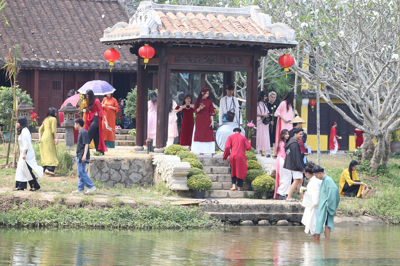 Trong tâm thế phấn chấn, hân hoan, mỗi bạn trẻ đều diện những bộ cánh rực rỡ, đẹp đẽ lưu giữ và tô điểm thêm tuổi thanh xuân.