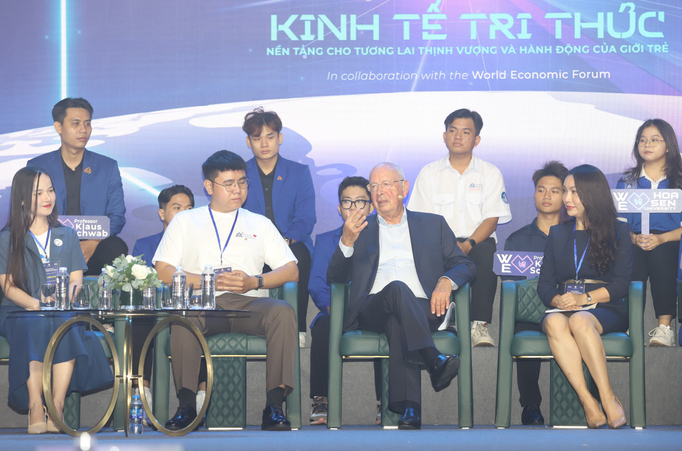 GS Klaus Schwab đối thoại với những người trẻ tiêu biểu trong cộng đồng. Ảnh: Ngô Tùng GS Klaus Schwab đối thoại với những người trẻ tiêu biểu trong cộng đồng. Ảnh: Ngô Tùng