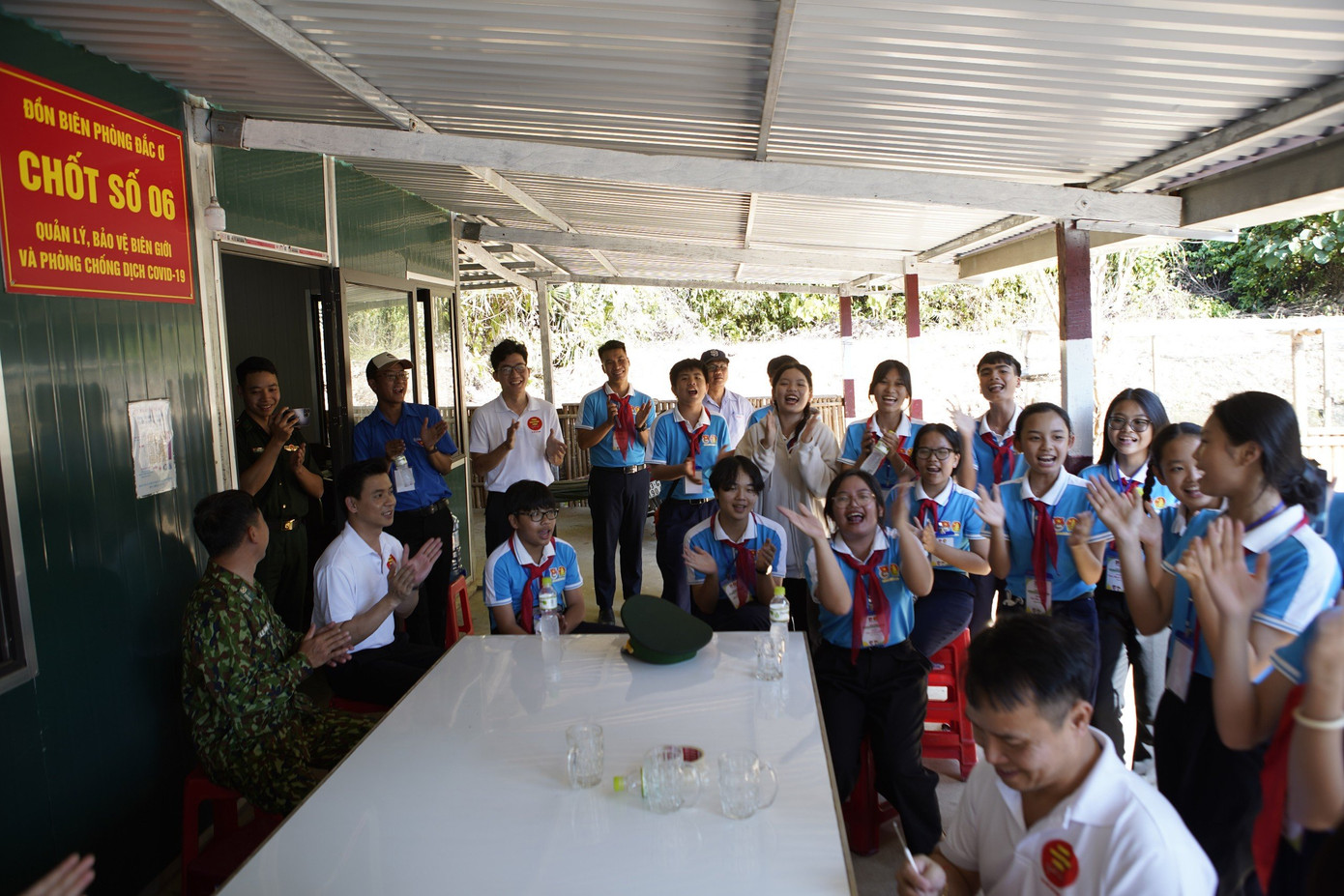 Các đại biểu thiếu nhi đến thăm, giao lưu cùng cán bộ chiến sĩ Đồn Biên phòng Đắc Ơ. Các đại biểu thiếu nhi đến thăm, giao lưu cùng cán bộ chiến sĩ Đồn Biên phòng Đắc Ơ.