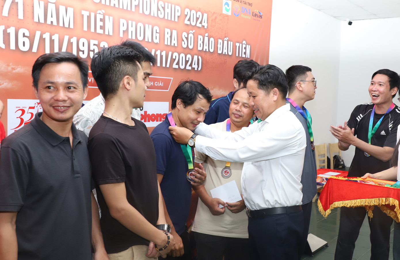 Các đội bóng nhận khen thưởng sau những cống hiến hết mình trên sân bóng. Ảnh: Ngô Tùng