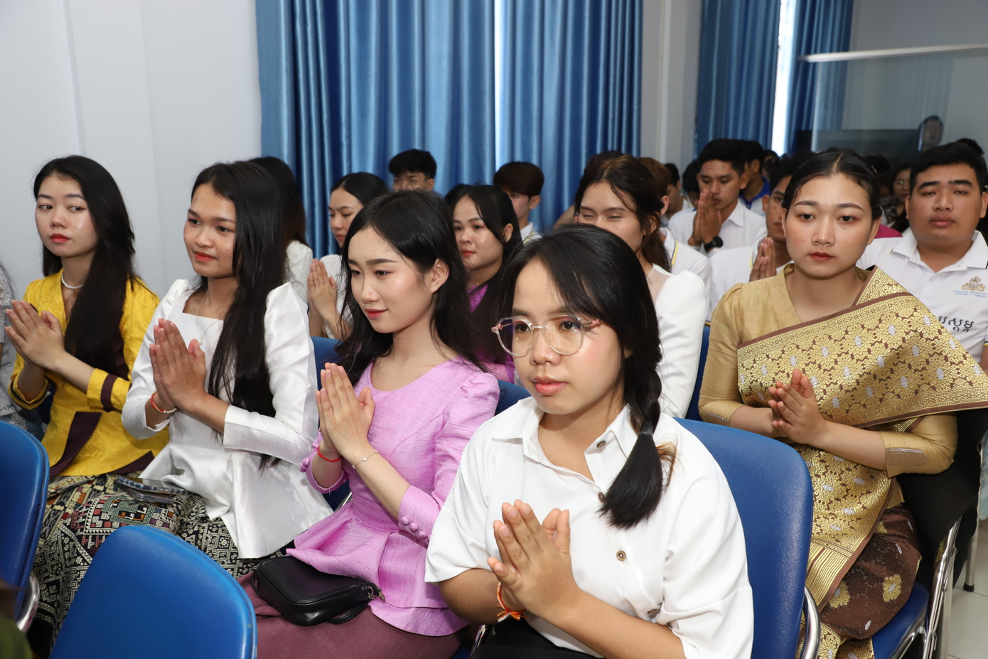 “Mình cảm thấy rất vui vì mọi người cùng chào đón ngày Tết cổ truyền với nhau tại Việt Nam. Đi học xa nhà nhận được tình cảm như vậy chúng em vui lắm”, Thipphavanh chia sẻ và cho biết bản thân không thấy thiếu gì dịp này, chỉ là thấy nhớ bố mẹ ở quê nhà. Nữ sinh cũng cho hay, lúc trước các bạn người Việt ở trường chưa biết đến Tết của đất nước bạn, nhưng khi được chia sẻ về ngày Tết này thì các bạn cũng muốn tham gia.