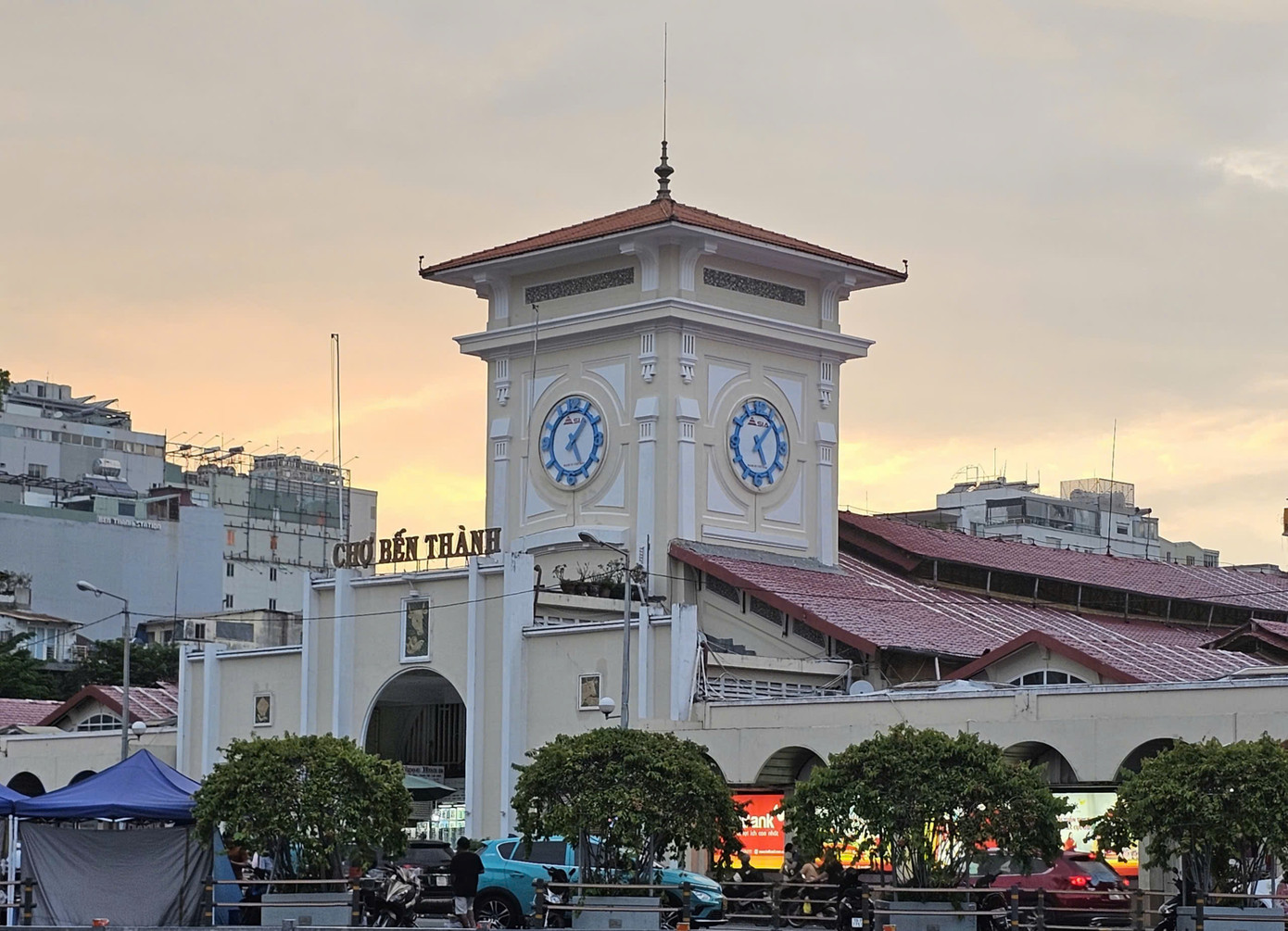 Chợ Bến Thành - cửa Nam vừa UBND TPHCM - được xếp hạng di tích cấp thành phố. Ảnh: Ngô Tùng. Chợ Bến Thành - cửa Nam vừa UBND TPHCM - được xếp hạng di tích cấp thành phố. Ảnh: Ngô Tùng.