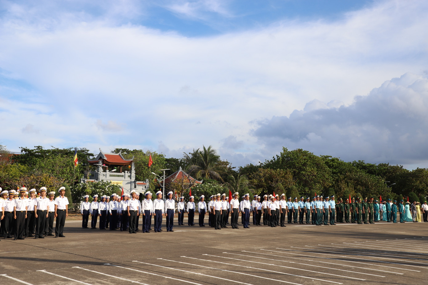 Trong khuôn khổ hành trình “Tuổi trẻ vì biển, đảo quê hương” năm 2024 của đoàn công tác Trung ương Đoàn TNCS Hồ Chí Minh, Trung ương Hội Liên hiệp thanh niên Việt Nam và Quân chủng Hải quân, các cán bộ, chiến sĩ, nhân dân đảo Trường Sa (huyện Trường Sa, tỉnh Khánh Hòa) đã tiến hành lễ diễu binh, diễu hành trong không khí trang nghiêm, xúc động.