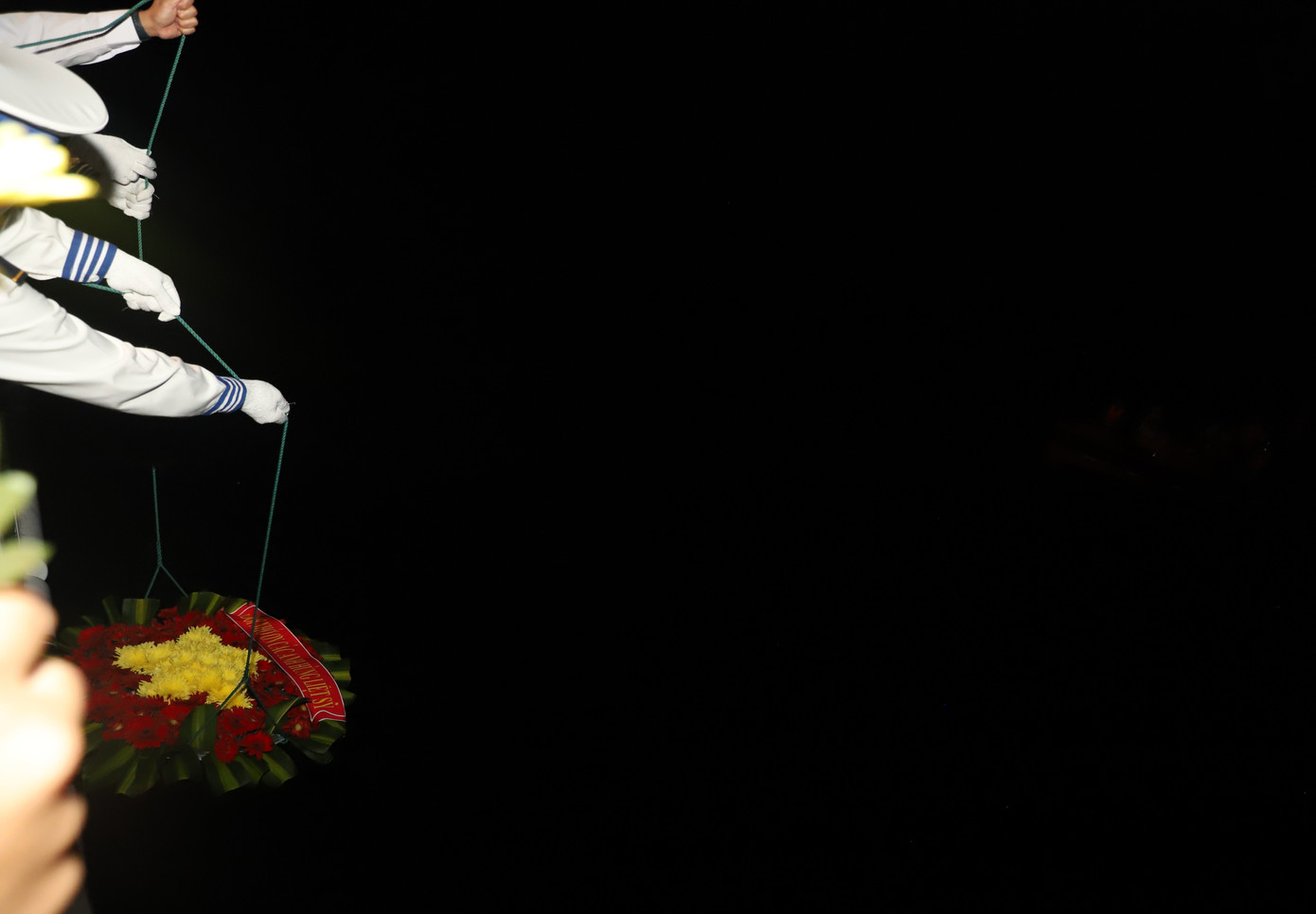 Thế hệ hôm nay nguyện đời đời nhớ ơn các Anh hùng liệt sĩ.