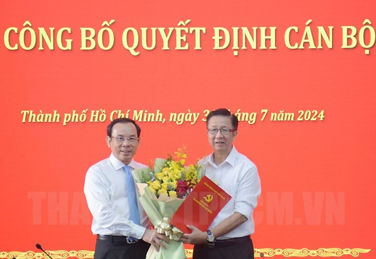 Bí thư Thành ủy TPHCM Nguyễn Văn Nên (bên trái) trao quyết định nghỉ hưu cho ông Phạm Đức Hải. Ảnh: Thành ủy TPHCM Bí thư Thành ủy TPHCM Nguyễn Văn Nên (bên trái) trao quyết định nghỉ hưu cho ông Phạm Đức Hải. Ảnh: Thành ủy TPHCM