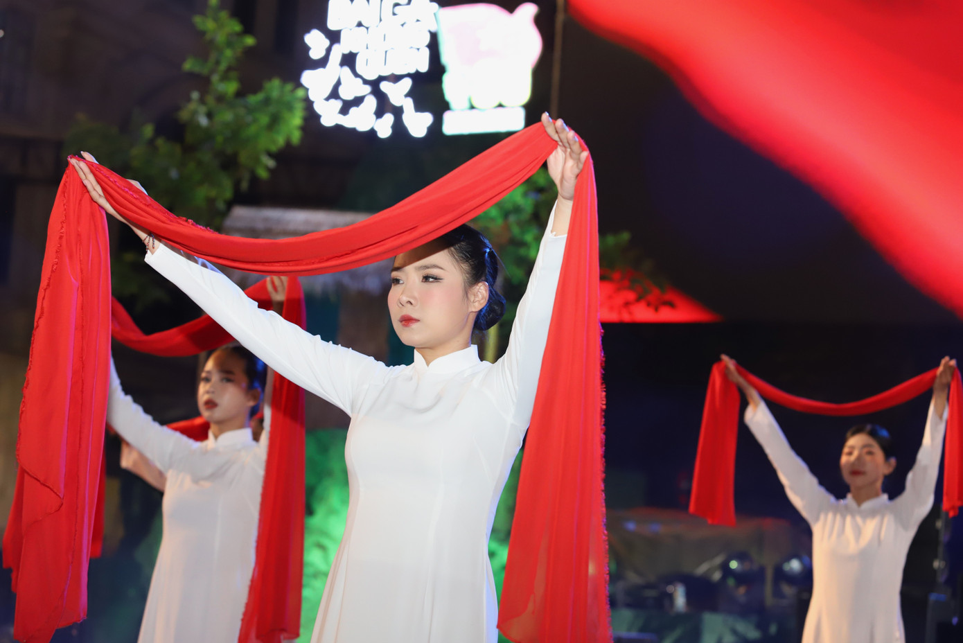 Những giai điệu âm nhạc còn là lời tri ân gửi đến các Anh hùng liệt sĩ, những người lính đã cống hiến cả thanh xuân vì độc lập và hòa bình của dân tộc. Những giai điệu âm nhạc còn là lời tri ân gửi đến các Anh hùng liệt sĩ, những người lính đã cống hiến cả thanh xuân vì độc lập và hòa bình của dân tộc.