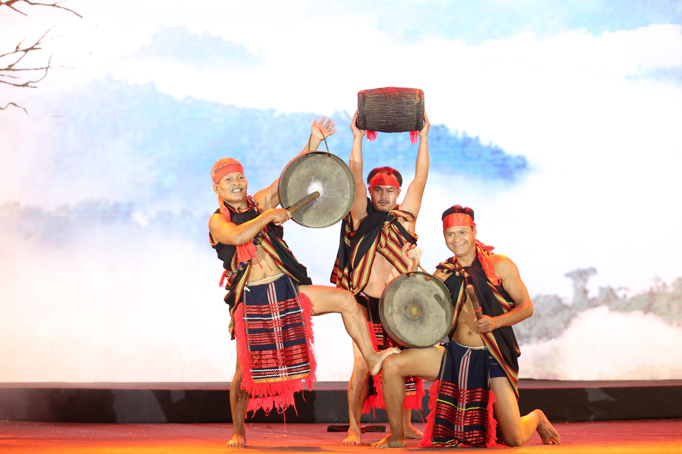 Các nghệ nhân cồng chiêng từ Quảng Ngãi vào biểu diễn tại đêm nhạc. Các nghệ nhân cồng chiêng từ Quảng Ngãi vào biểu diễn tại đêm nhạc.