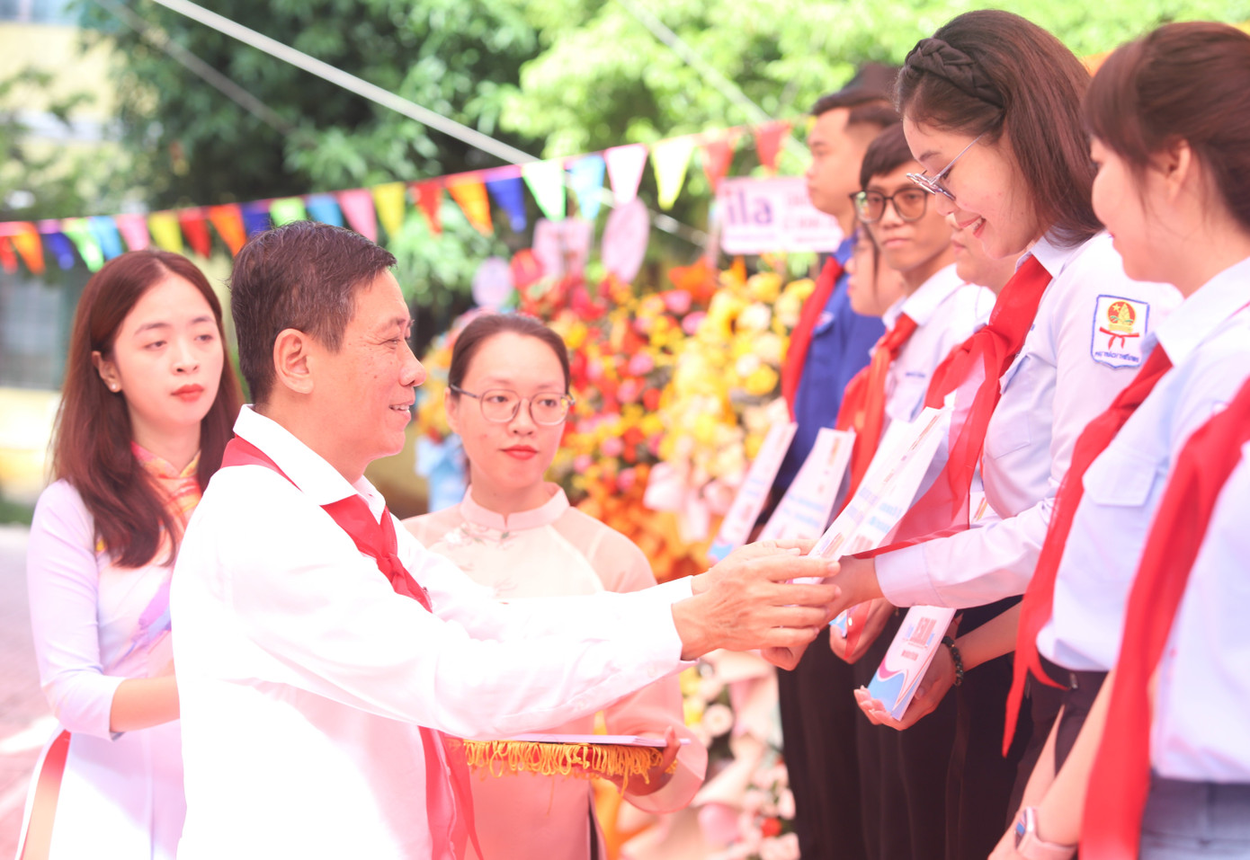 Ông Trịnh Xuân Điền - Phó trưởng ban Dân vận Thành ủy TPHCM trao tặng bảng tượng trưng kinh phí chăm lo các em thiếu nhi.