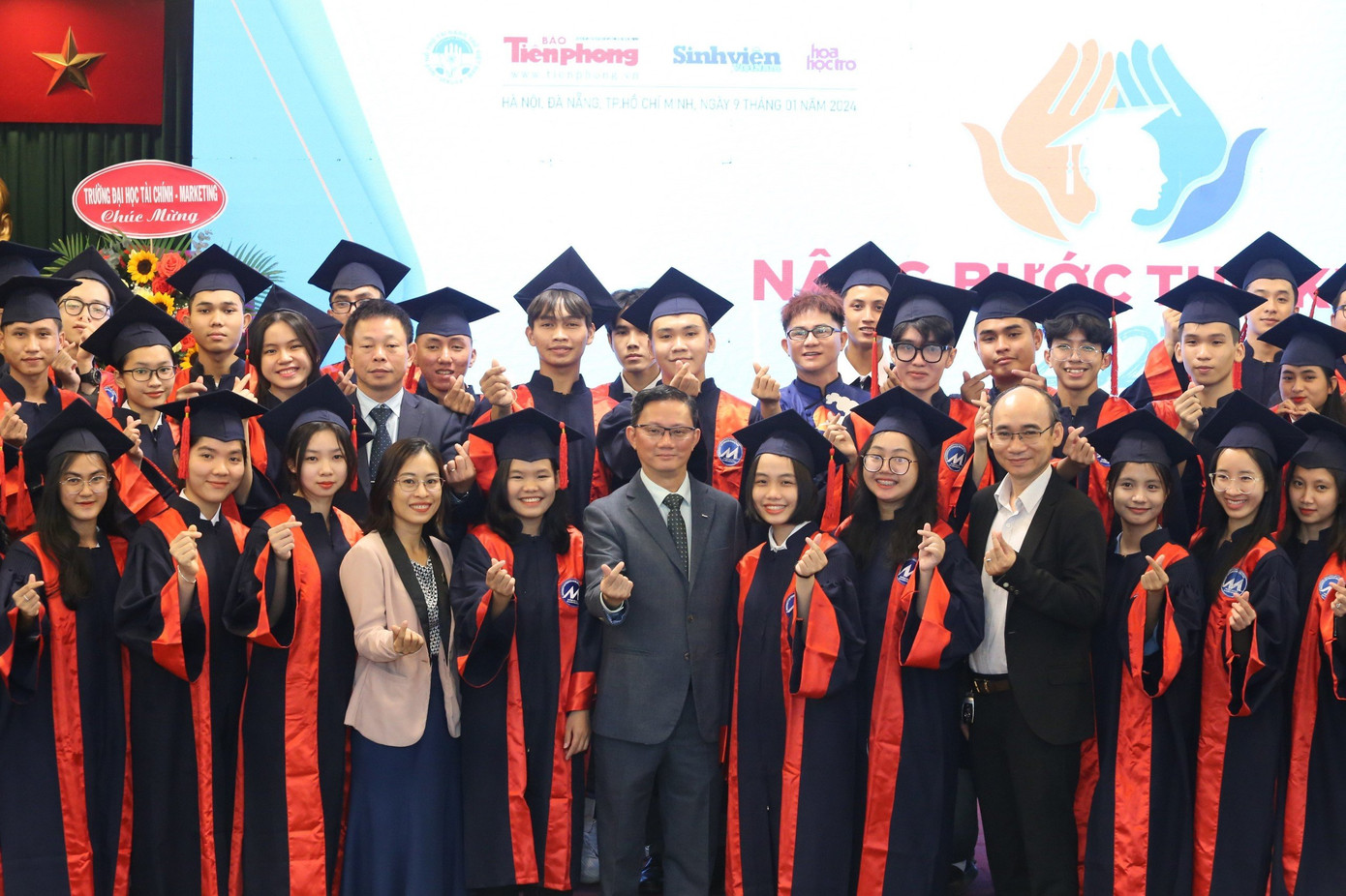 Ban tổ chức, các đơn vị đồng hành chia sẻ niềm vui với các bạn trẻ luôn khát khao học tập, rèn luyện và cống hiến. Ban tổ chức, các đơn vị đồng hành chia sẻ niềm vui với các bạn trẻ luôn khát khao học tập, rèn luyện và cống hiến.