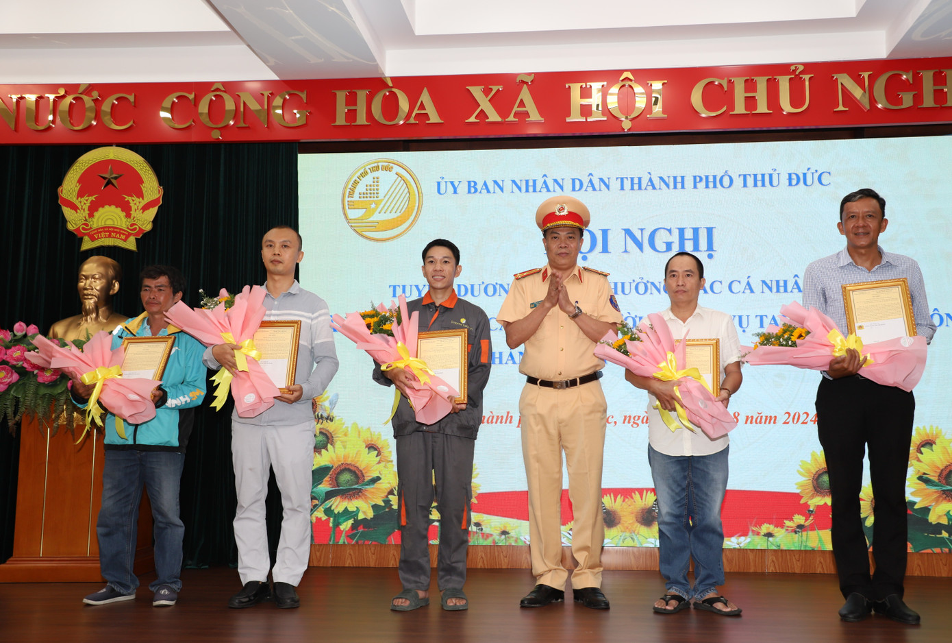 Dịp này, Giám đốc Công an TPHCM cũng khen thưởng đến các cá nhân.