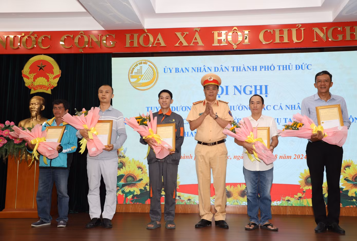 Dịp này, Giám đốc Công an TPHCM cũng khen thưởng đến các cá nhân.