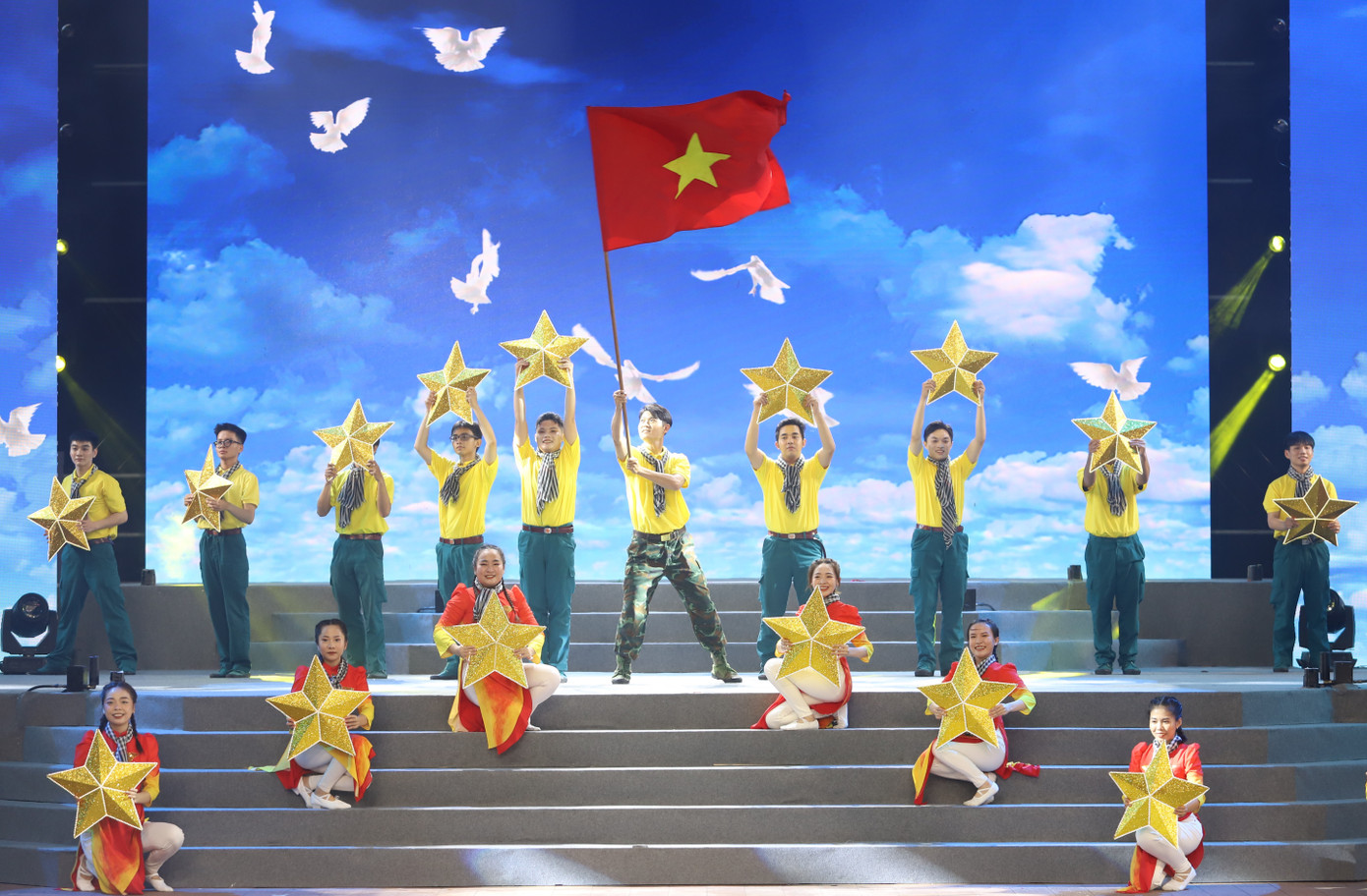 Tiết mục biểu diễn của lực lượng vũ trang quận 5 tại chương trình khai mạc. Ảnh: Ngô Tùng.