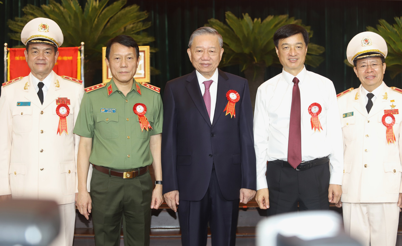 Tổng Bí thư, Chủ tịch nước Tô Lâm cùng lãnh đạo Bộ Công an, Văn phòng Trung ương Đảng và Công an TPHCM. Tổng Bí thư, Chủ tịch nước Tô Lâm cùng lãnh đạo Bộ Công an, Văn phòng Trung ương Đảng và Công an TPHCM.