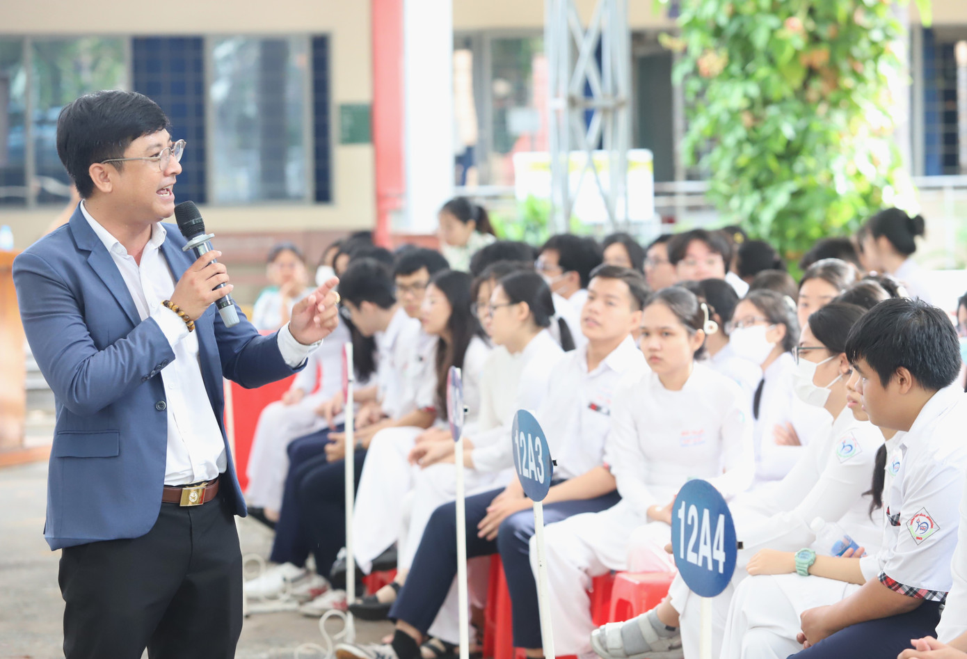 ThS Ngô Trí Dũng mang đến nhiều thông tin bổ ích cho các bạn học sinh. ThS Ngô Trí Dũng mang đến nhiều thông tin bổ ích cho các bạn học sinh.