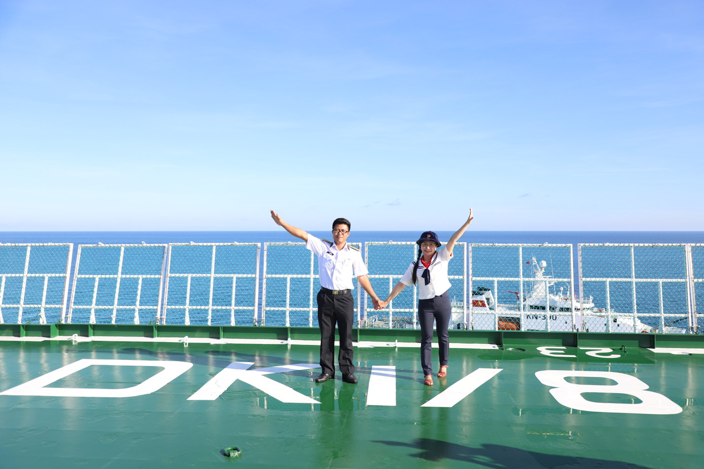 Đại úy Đinh Sỹ Tùng (bên trái) chụp hình lưu niệm cùng Bí thư Trung ương Đoàn Nguyễn Phạm Duy Trang (Trưởng đoàn Hành trình “Tuổi trẻ vì biển, đảo quê hương” 2024) trong buổi đoàn đến thăm cán bộ, chiến sĩ nhà giàn.