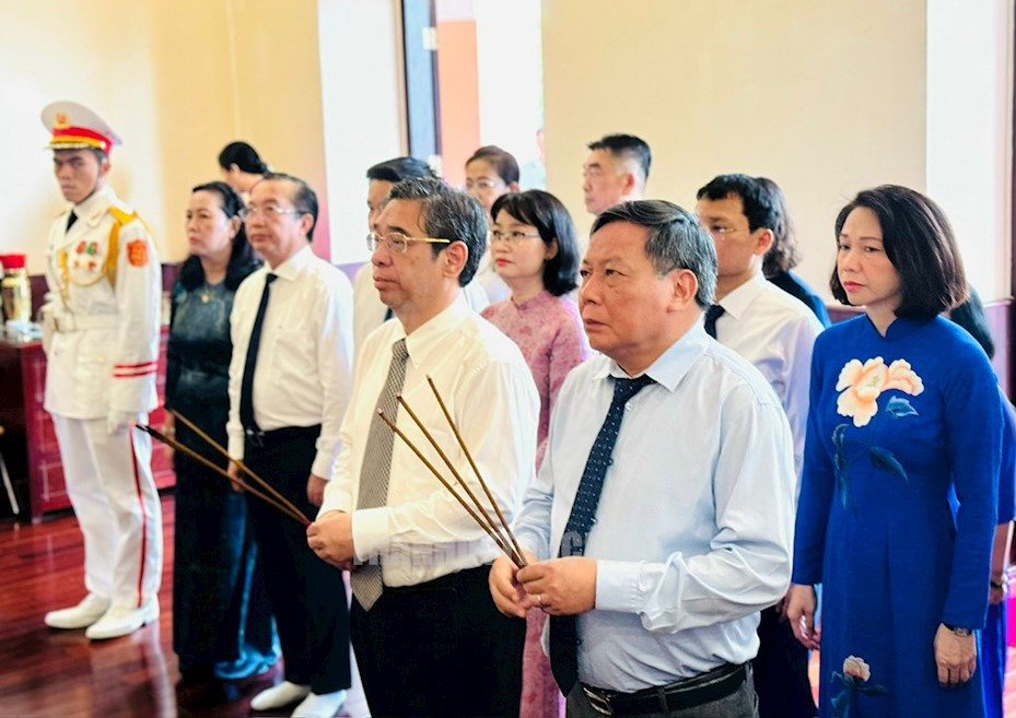 Tiếp đó, đoàn đã đến dâng hoa, dâng hương lên anh linh Chủ tịch Hồ Chí Minh tại Bảo tàng Hồ Chí Minh – Chi nhánh TPHCM. Ảnh: Thành ủy TPHCM